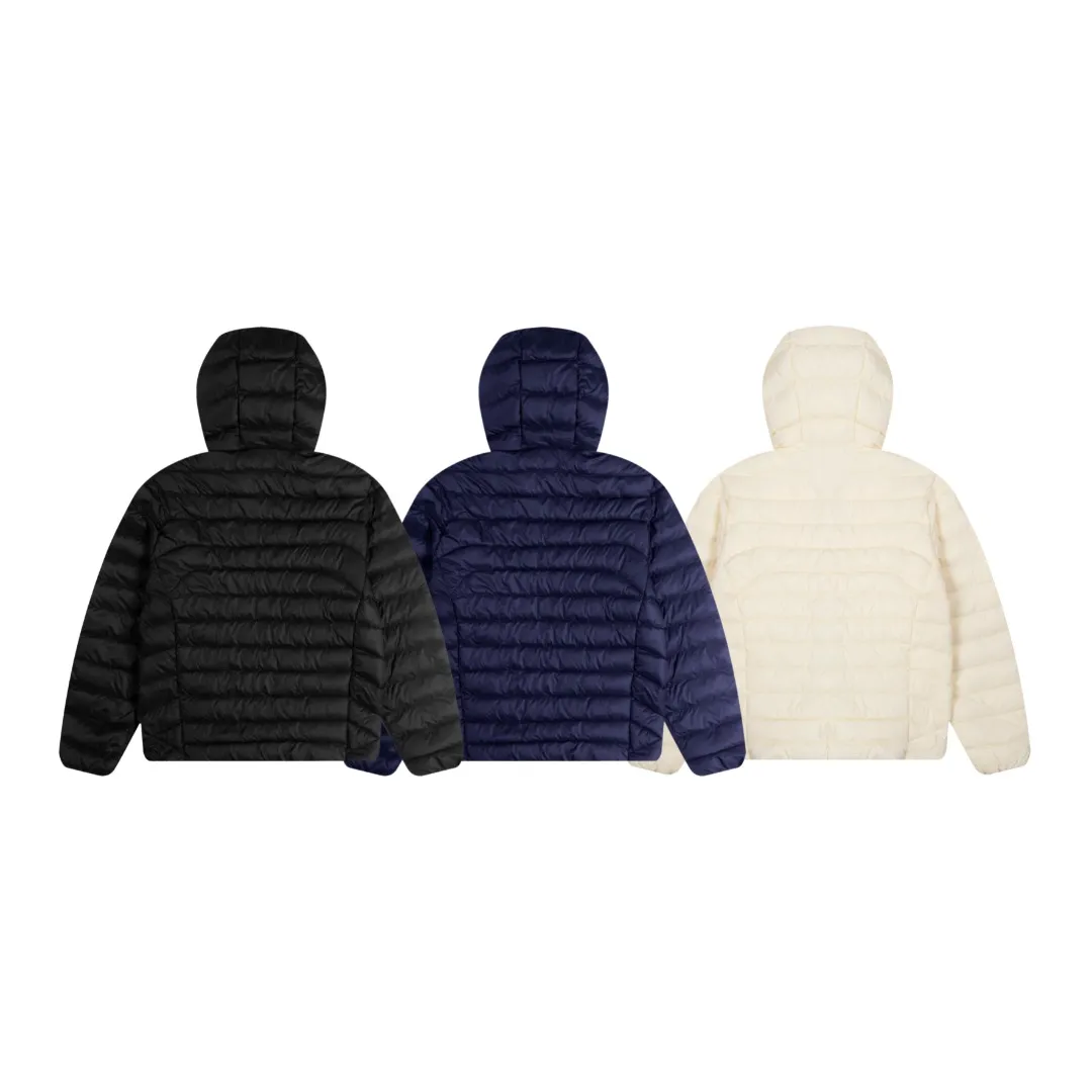 P560 White background picture [Popular in winter] Style number: 25115# Color: black/navy/grey apricot Size: S-XL - Ralph Lauren/Ralph Lauren 2025FW Winter popular half-covered high-collar hooded lightweight gall-free rib down jacket - the same as the original 400T gall-free nylon on the face Elastic hemming restraint Lightweight technological warmth - corn tooth high-quality resin zippers Large and small partition zippers Single version, single opening - ingenious restoration, full set of customized hardware and accessories, all details processed 100% - RL Ralph Lauren classic light rib down jacket. With the blessing of 25 years of rib fire, it firmly sits in the C position of this autumn and winter wardrobe. It has a light and fluffy touch. There is almost no burden on the upper body. One piece for winter in the south. It can be used as an inner layer in the north. The hood/hem can be flexibly adjusted for tightness. It can be worn for daily commuting or light outdoor scenes while keeping warm. It can also present a smart and lightweight style and texture. Regular fit. Genderless upper body. Highly recommended.